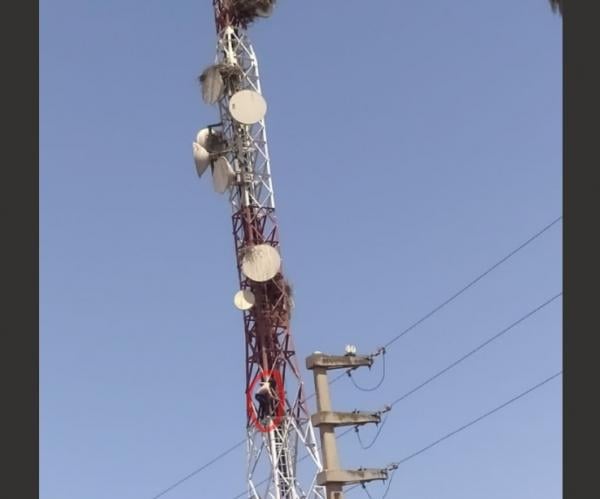 شاب يهدد بالانتحار من فوق عمود لشبكة الاتصالات والأمن يتفاوض معه